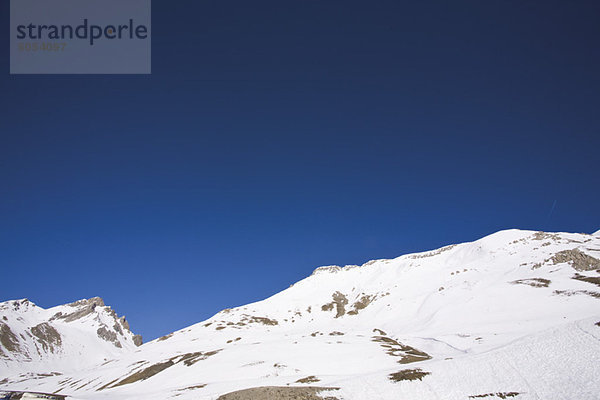 Schneebedeckter Berg gegen klaren blauen Himmel