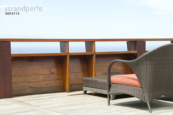 Terrassenmöbel aus Korbgeflecht an Deck