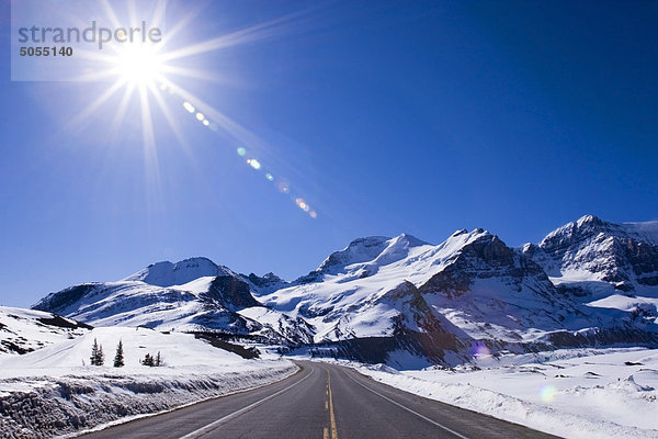 Icefields Parkway führt zu Columbia-Eisfeld in die kanadischen Rocky Mountains zwischen Banff und Jasper-Nationalpark in Alberta  Kanada