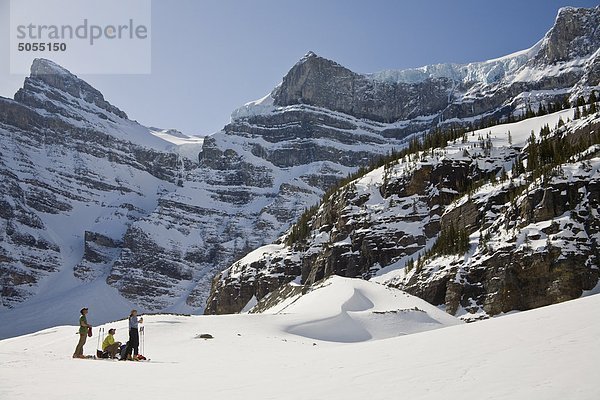 Skifahrer genießen die Aussicht auf White-Pyramide  Mt Chephren  Icefields Parkway  Banff-Nationalpark  Alberta
