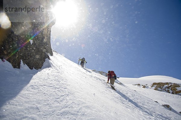 Skifahrer  die ihren Weg bis die White-Pyramide  Mt Chephren  Icefields Parkway  Banff-Nationalpark  Alberta  Kanada