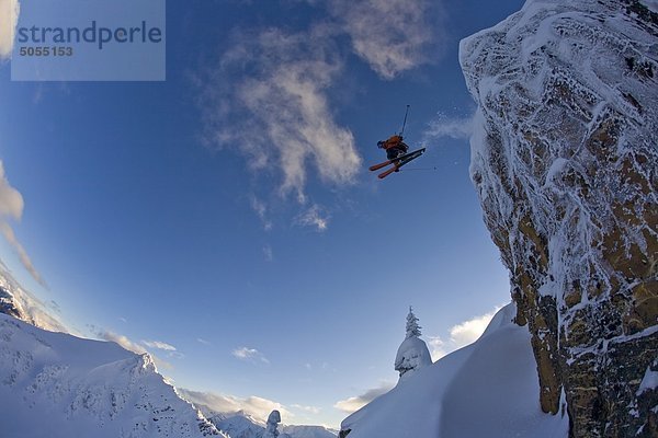 Skifahrer fangen treten groß großes großer große großen Himmel unbewohnte entlegene Gegend Kanada