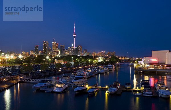 Downtown Toronto gesehen von Ontario Place in der Nacht  Toronto  Kanada