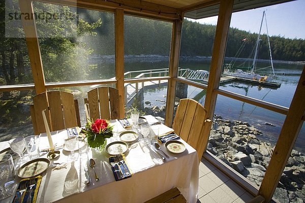 am Tisch essen Hingebung Ufer Lodge Landhaus Insel Ende Ansicht angeben Angeber Segelboot British Columbia Kanada