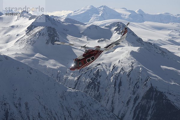 Heliskiing Hubschrauber fliegen in der Coast Mountains  British Columbia  Kanada