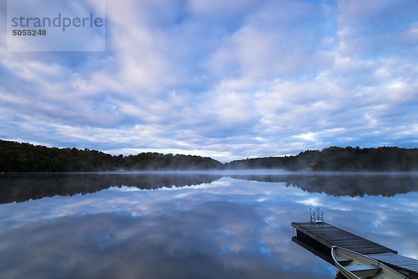 Wolken im Horseshoe Lake am Daybeak in Ontario Muskoka Region widerspiegelt