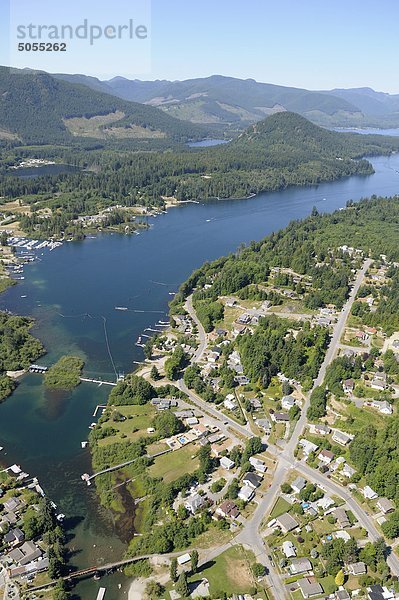 Luftaufnahme der Stadt des Lake Cowichan  Cowichan Lake  British Columbia  Kanada.