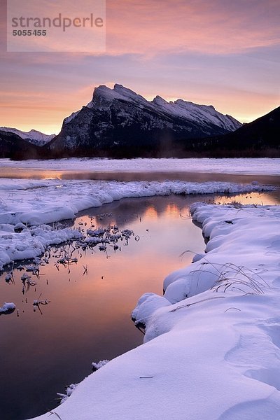 Mount Rundle und Vermillion Seen bei Sonnenaufgang im Banff-Nationalpark  Alberta  Kanada