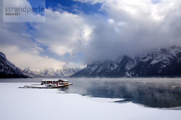 Bootshaus im Winter auf Lake Minnewanka im Banff-Nationalpark in der kanadischen Rocky Mountains