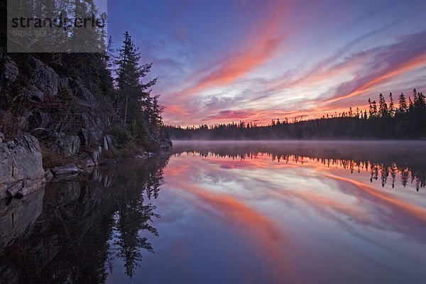 Sonnenaufgang im Herbst Line-See in der Nähe von Wawa  Ontario  Kanada