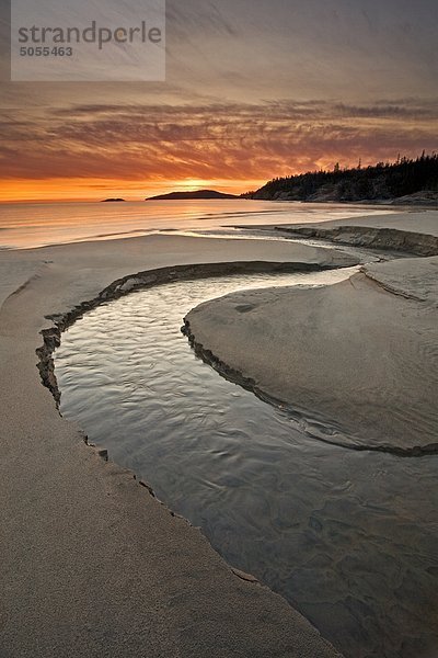 Sonnenuntergang am Sandstrand am Ufer des Lake Superior  Ontario  Kanada
