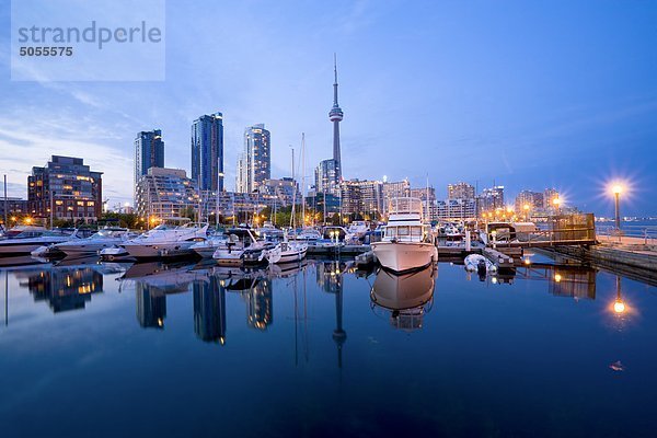 Ansicht der Toronto Skyline von Harbourfront in der Dämmerung  Toronto  Ontario  Kanada