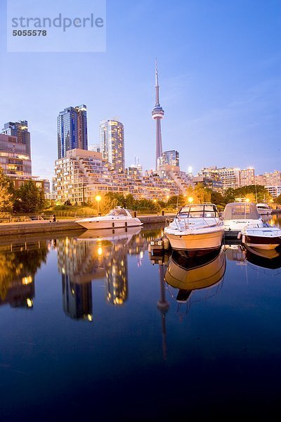 Ansicht der Toronto Skyline von Harbourfront in der Dämmerung  Toronto  Ontario  Kanada