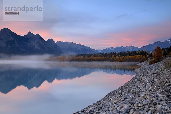 Sunrise Himmel und Morgennebel über Abraham See im Herbst