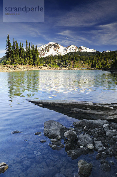 Mount Preis und Klinker Peak bieten eine schöne Kulisse für Garibaldi-See und die Battleship-Inseln in Garibaldi Provincial Park in der Nähe von Whistler BC.