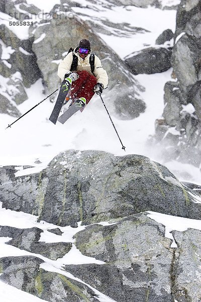 Skifahrer Klippe Sprung  Whistler  BC  Kanada