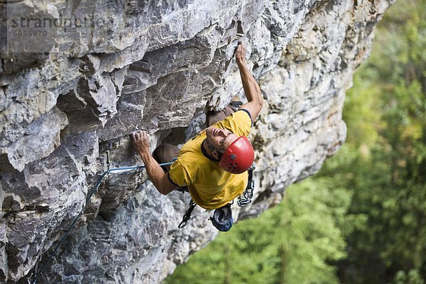 Ein Mann Sportklettern am Lake Louise  AB