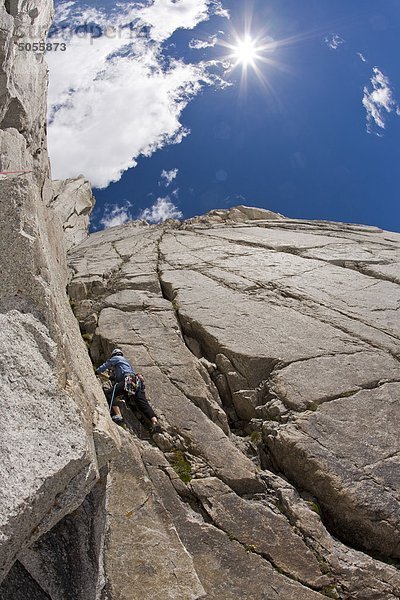 Ein weiblicher Kletterer bereitet Rockclimb Paddel Flake 5.10 Bugaboos  BC