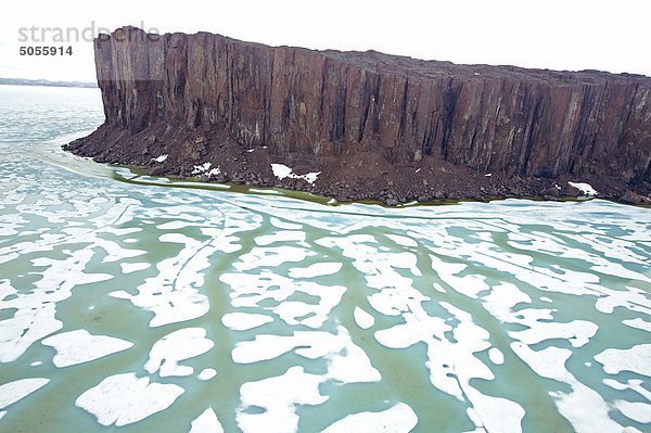 Küstenlandschaft entlang Krönung Golf  Nordpolarmeer  Nunavut