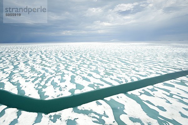 Muster von Meer schmelzendem Eis  Nordpolarmeer  Nunavut