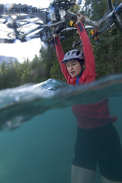 Eine junge Frau Abenteuer Racer Überquerung des Homathko River Mountain bike Rennen  British Columbia