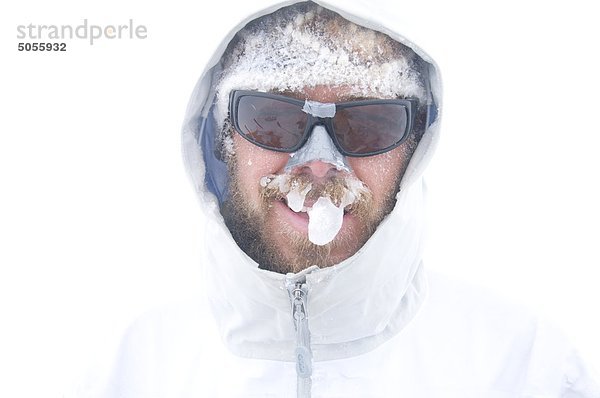 Ein Bergsteiger und Skisportler hat seinen Bart in Rime  sah aus wie einen Eiszapfen  tief im Hinterland des Chiles Darwin Bereichs abgedeckt