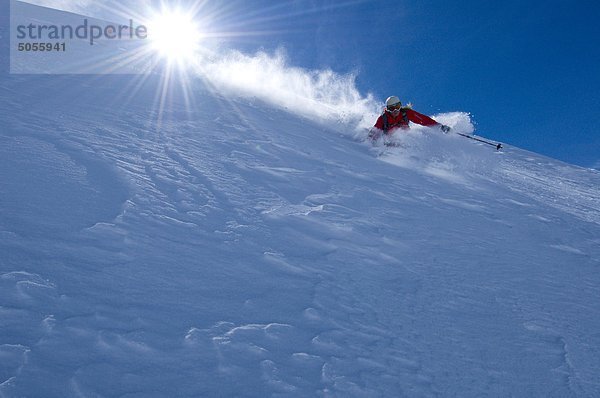 Eine Frau Backcountry Skier steigt Backlit Hang in der Vogel Ski Gebiet Backcountry  Julischen Alpen  Slowenien