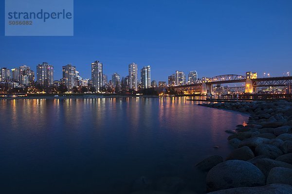 Vancouver  British Columbia  Kanada  Marina und Burrard Street Bridge at twilight