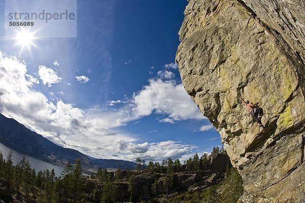 Ein junger Mann steigt Shadowlands 12a  Skaha  BC