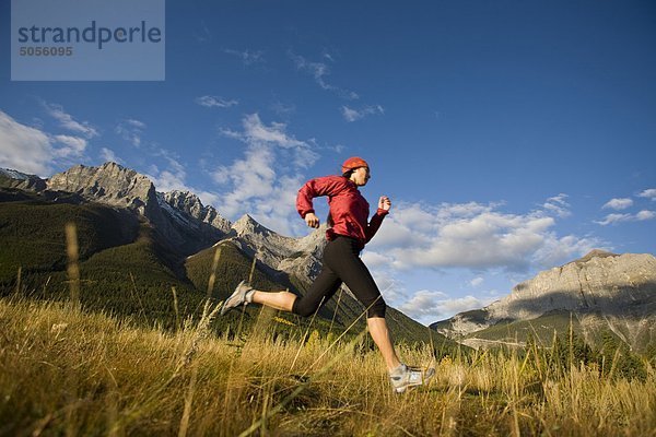 Eine junge Frau Trail-Läufer in Canmore  AB