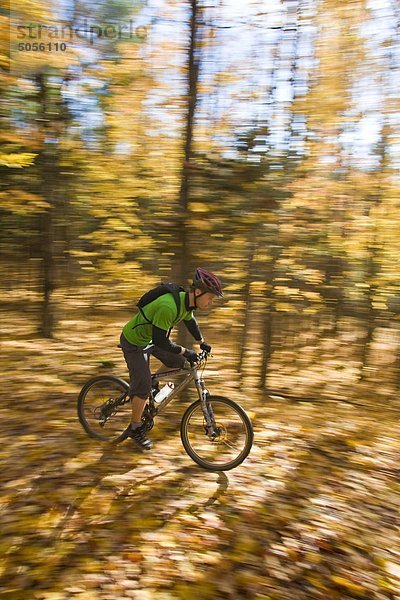 Ein Mann-Mountainbiken in Wald Coaticook  Québec