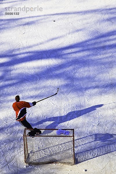 Jugendlicher Junge - Person Eis Fluss The Forks Winnipeg Assiniboine Kanada gefroren Hockey Manitoba spielen Winnipeg