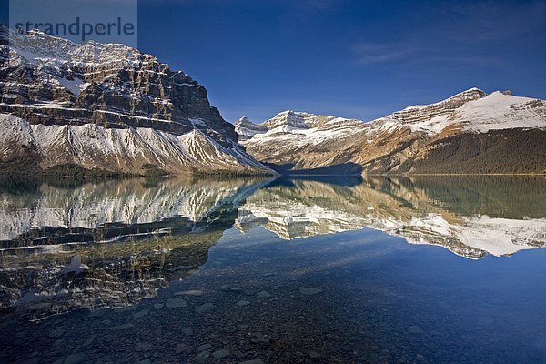 Kristallklare Gletscherwasser Bow See im Banff-Nationalpark  Alberta in die kanadischen Rocky Mountains.