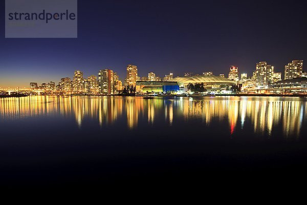 Der Blick über False Creek zur Innenstadt von Vancouver und BC Place Stadium in der Nacht. Vancouver British Columbia  Kanada.