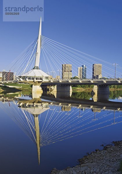Winnipeg Skyline von Bonifatius zeigt die Esplanade Riel Brücke  Manitoba  Kanada