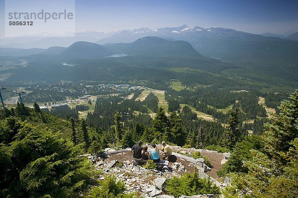 Besucher auf dem Mount Washington und Comox Gletscher in der Ferne. Mt. Washington  das Comox Valley  Vancouver Island  British Columbia  Kanada.