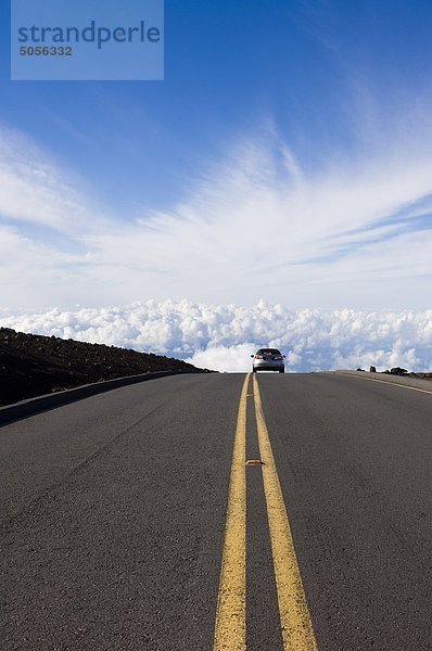 Auto absteigend Straße in Wolken vom Haleakal_ Vulkan Rooad  Maui  Hawaii  USA