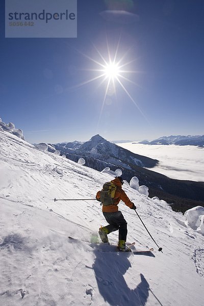 Junger Mann Telemark-Skifahren am Revelstoke Mountain Resort  BC  Canada. (Model-Release # 08113)