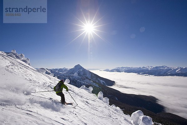 Junger Mann Skifahren in Revelstoke Mountain Resort  BC  Kanada. (Model-Release # 08114)