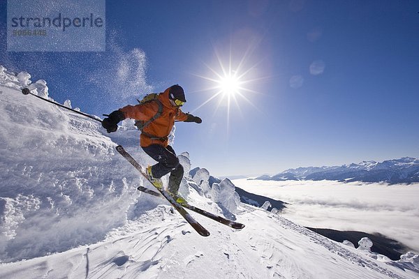 Junger Mann Telemark-Skifahren am Revelstoke Mountain Resort  BC  Canada. (Model-Release # 08113)