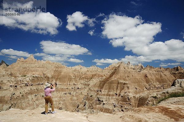 Frau fotografieren die Düsterlande. Badlands Nationalpark  South Dakota  Vereinigte Staaten von Amerika.