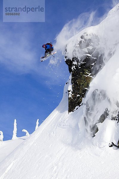 Mann Skifahren über eine Klippe Felsen in Whistler Backcountry  Coast Mountains  British Columbia  Kanada.