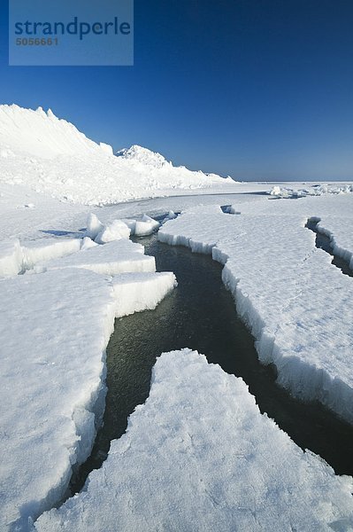 angespült  Eis fließt entlang Lake Winnipeg  Manitoba  Kanada