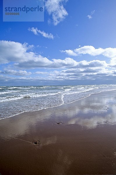 Wellen am Strand Stanhope  Prince Edward Island Nationalpark  Prince Edward Island  Kanada.