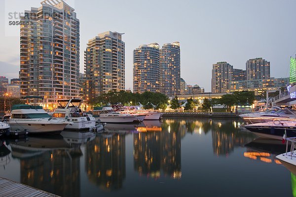 Waterfront Marina in der Dämmerung  Toronto  Ontario  Kanada.