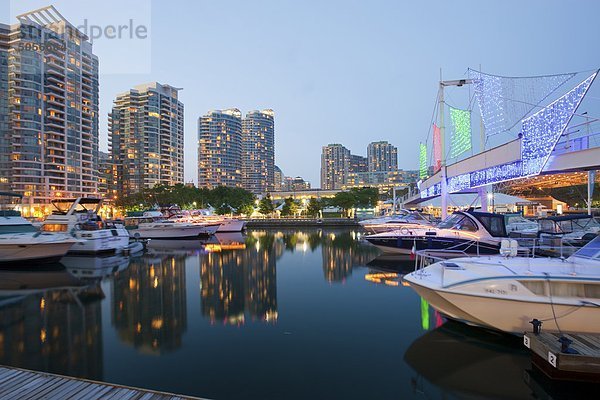 Waterfront Marina in der Dämmerung  Toronto  Ontario  Kanada.