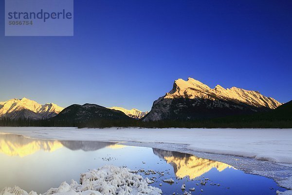 Alpenglühen bei Sonnenuntergang im Winter  Mount Rundle und Sekunde Vermilion Lake  Banff-Nationalpark  Alberta  Kanada