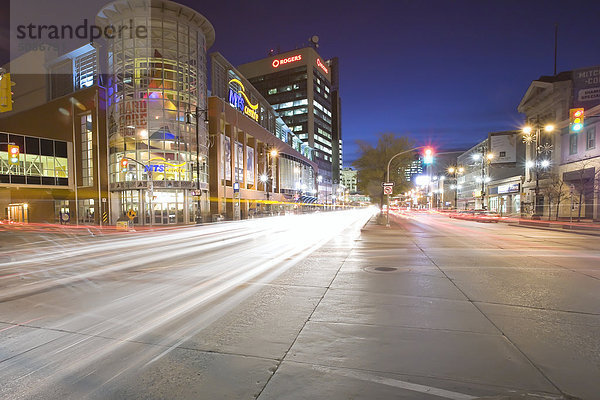 Nacht folgen Beleuchtung Licht Stadion Kanada Manitoba Straßenverkehr Winnipeg