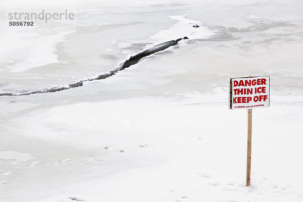Gefahr dünne Eis zu halten Off Warnsignal. Red River  Winnipeg  Manitoba  Kanada.
