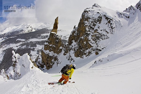 Eine Backcountry Ski Skifahren  Mount Assiniboine  Mount Assiniboine Provincial Park  British Columbia  Kanada